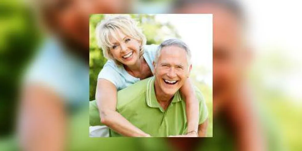 couple mature s'amuser dans la campagne couple mature s'amuser dans la campagne