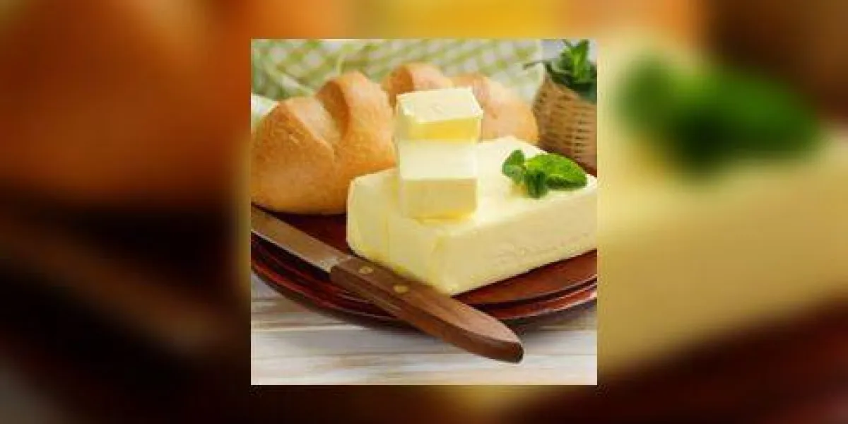 morceau de beurre frais pour le petit déjeuner sur une planche de bois morceau de beurre frais pour le petit déjeuner sur une planche de bois