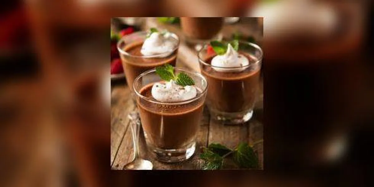 mousse au chocolat noir maison avec crème fouettée mousse au chocolat noir maison avec crème fouettée
