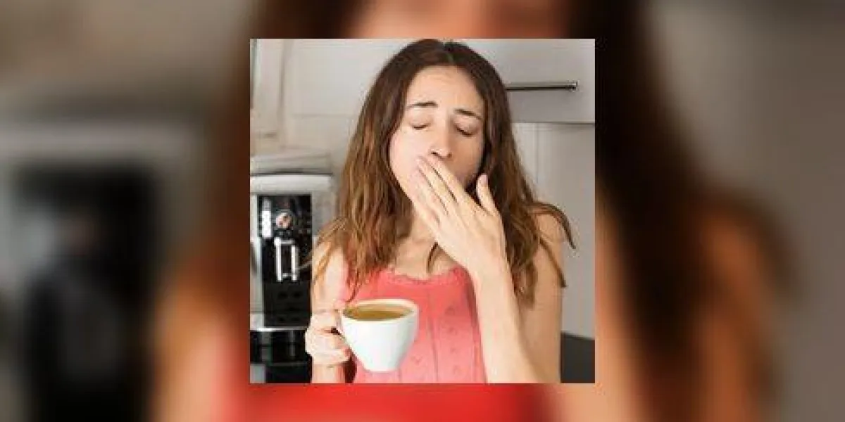 femme bâillement et boire du café dans la cuisine le matin femme bâillement et boire du café dans la cuisine le matin