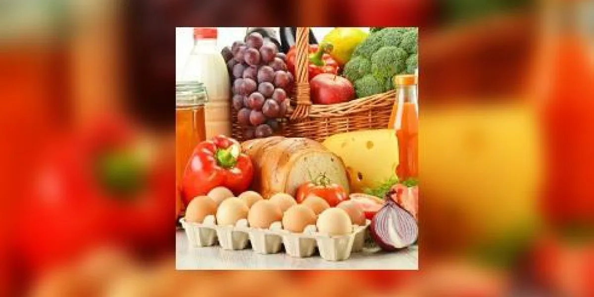 épicerie dans le panier en osier, y compris les légumes et les fruits