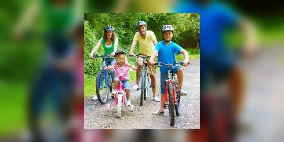 active jeune famille appréciant vélo dans le pays active jeune famille appréciant vélo dans le pays