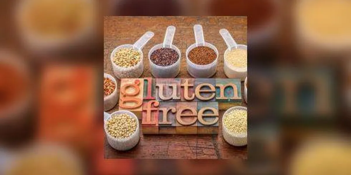 grains sans gluten (quinoa, riz brun, kaniwa, amarante, sorgho, millet, sarrasin, teff) - cuillères à mesurer avec un texte en bois typé