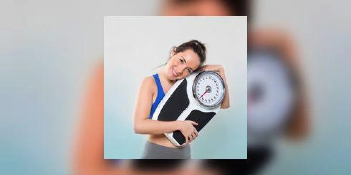 adolescente fière de contrôler ses kilos ou livres avec fitness