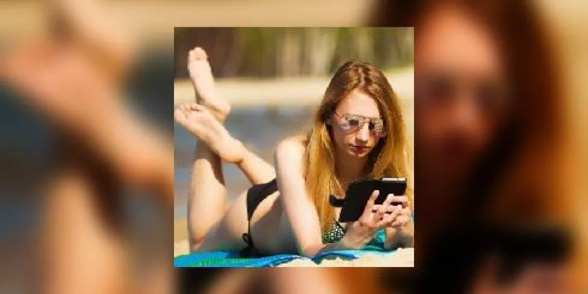 fille de vacances d'été avec téléphone bronzage sur la plage fille de vacances d'été avec téléphone bronzage sur la plage