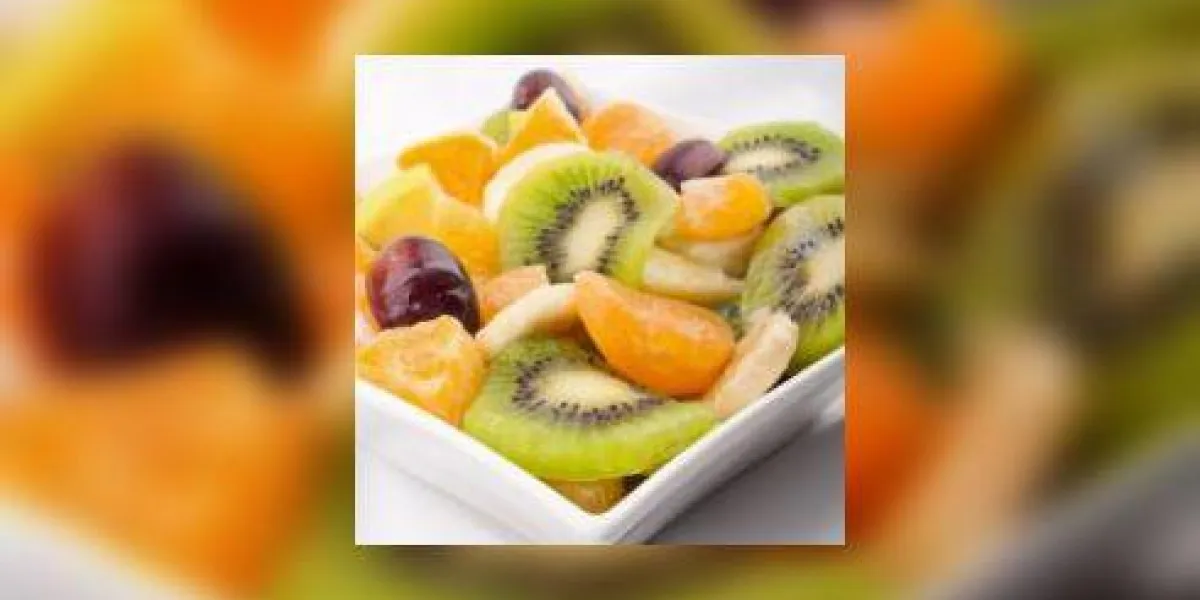 salade de fruits frais kiwi, mandarines, raisins, bananes, pommes salade de fruits frais kiwi, mandarines, raisins, bananes, pommes
