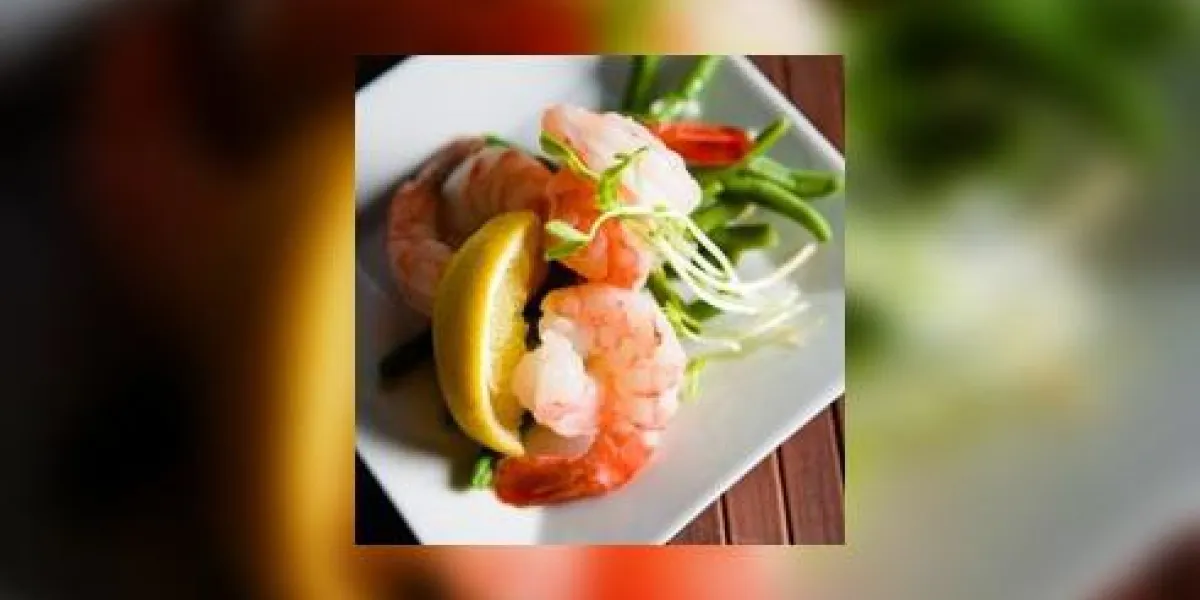 assiette de crevettes aux légumes assiette de crevettes aux légumes