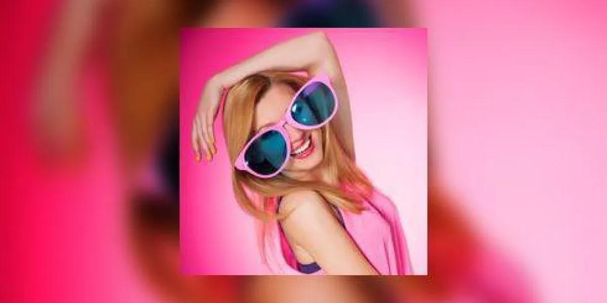 femme joyeuse avec de grandes lunettes de soleil