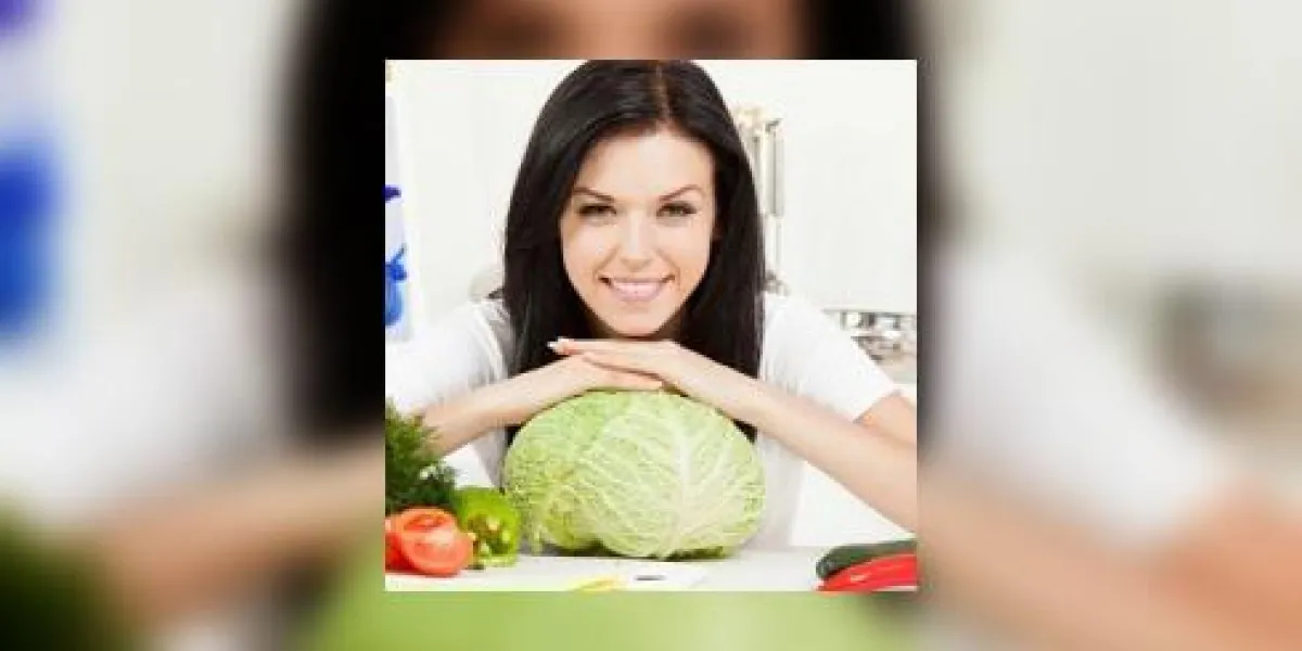 jeune femme dans la cuisine jeune femme dans la cuisine