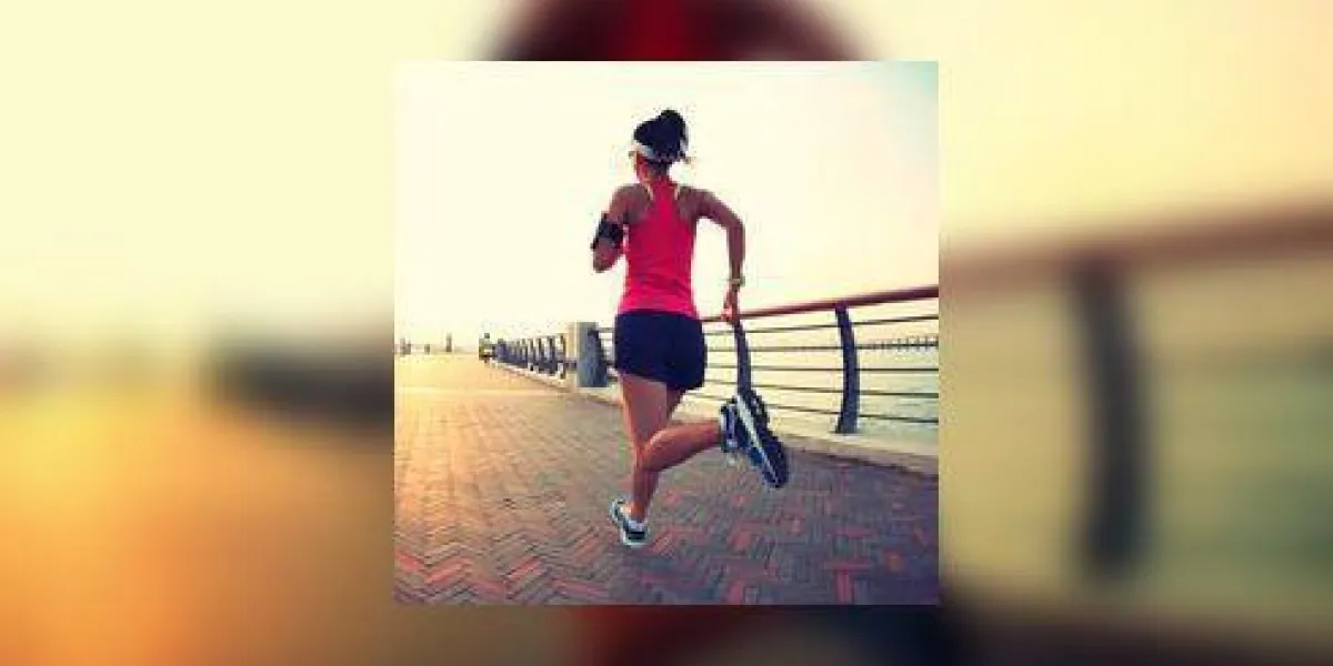 coureur, athlète, courant, à, balnéaire, femme, forme physique, silhouette, levers de soleil, jogging, séance, concept bien-être coureur, athlète, courant, à, balnéaire, femme, forme physique, silhouette, levers de soleil, jogging, séance, concept bien-être