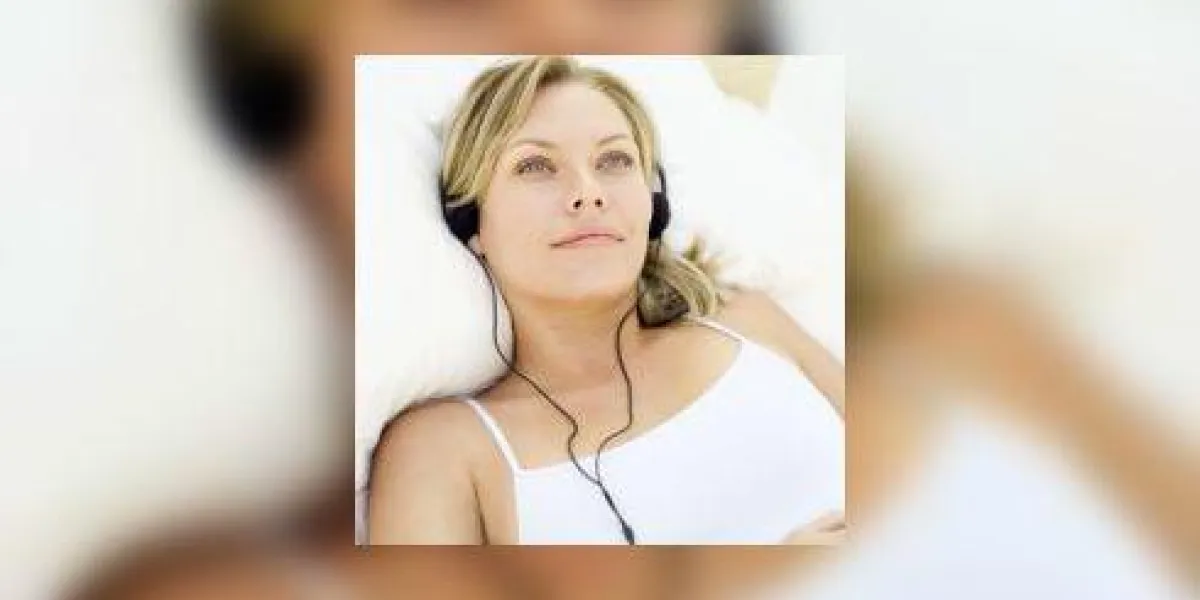 élevé, vue, femme, mensonge, lit, écoute, musique