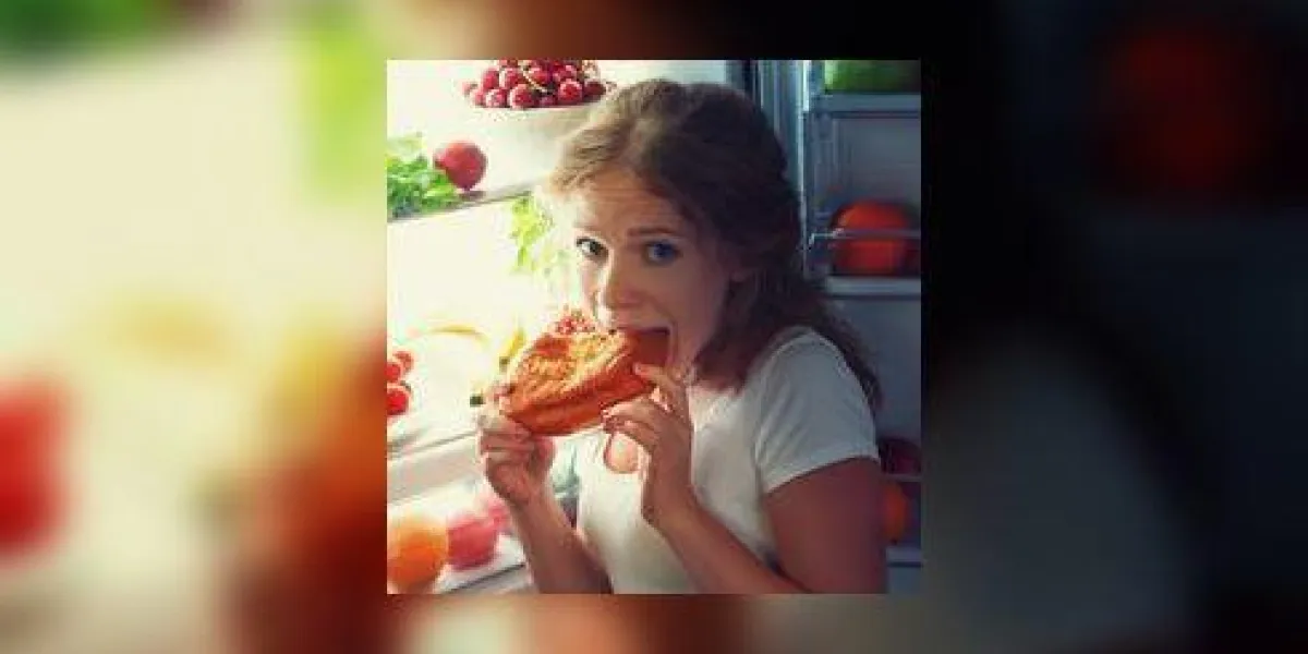 femme mange des bonbons la nuit pour se faufiler dans un réfrigérateur