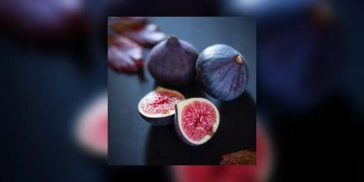 figues fraîches sur fond de bois figues fraîches sur fond de bois