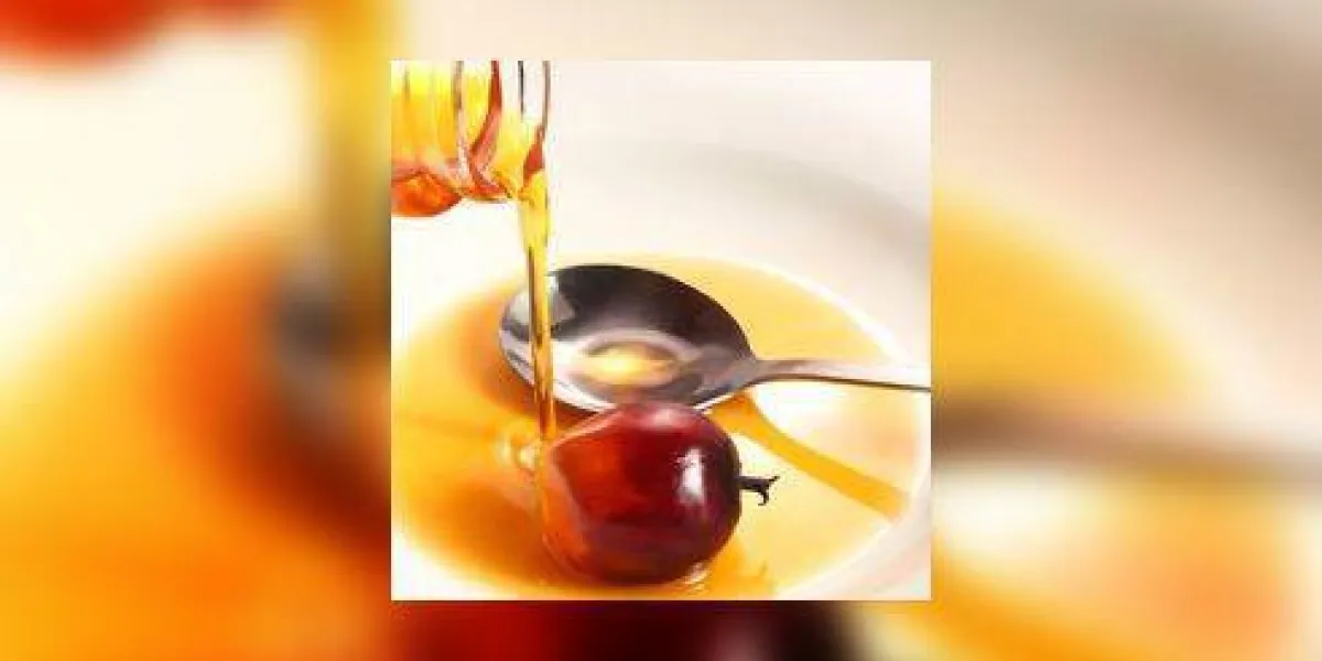 une bouteille d'huile de cuisson de paume versant dans une plaque blanche