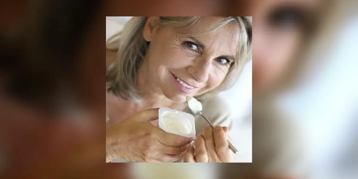 femme âgée, manger du yaourt femme âgée, manger du yaourt