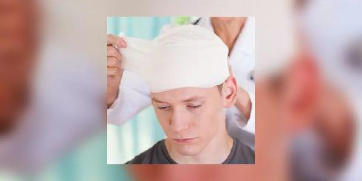 jeune homme avec un traumatisme de la tête jeune homme avec un traumatisme de la tête