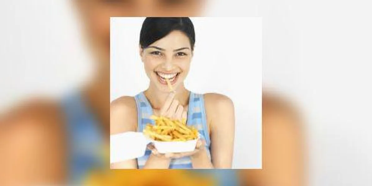 vue de face de la jeune femme mangeant caricature de frites