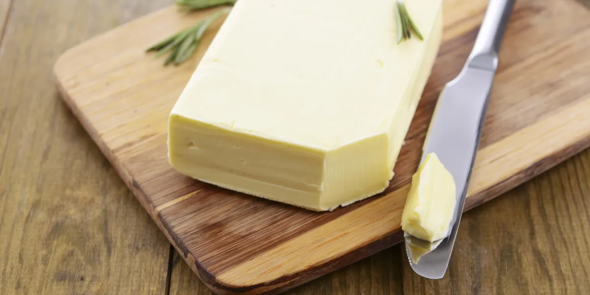 beurre savoureux sur une planche à découper en bois