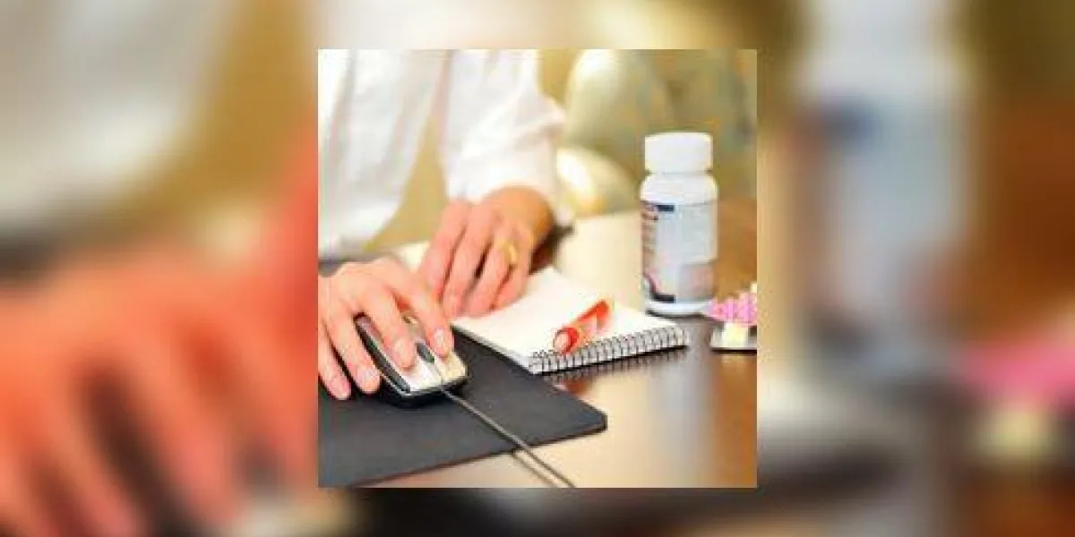 médecin faisant une prescription en ligne médecin faisant une prescription en ligne