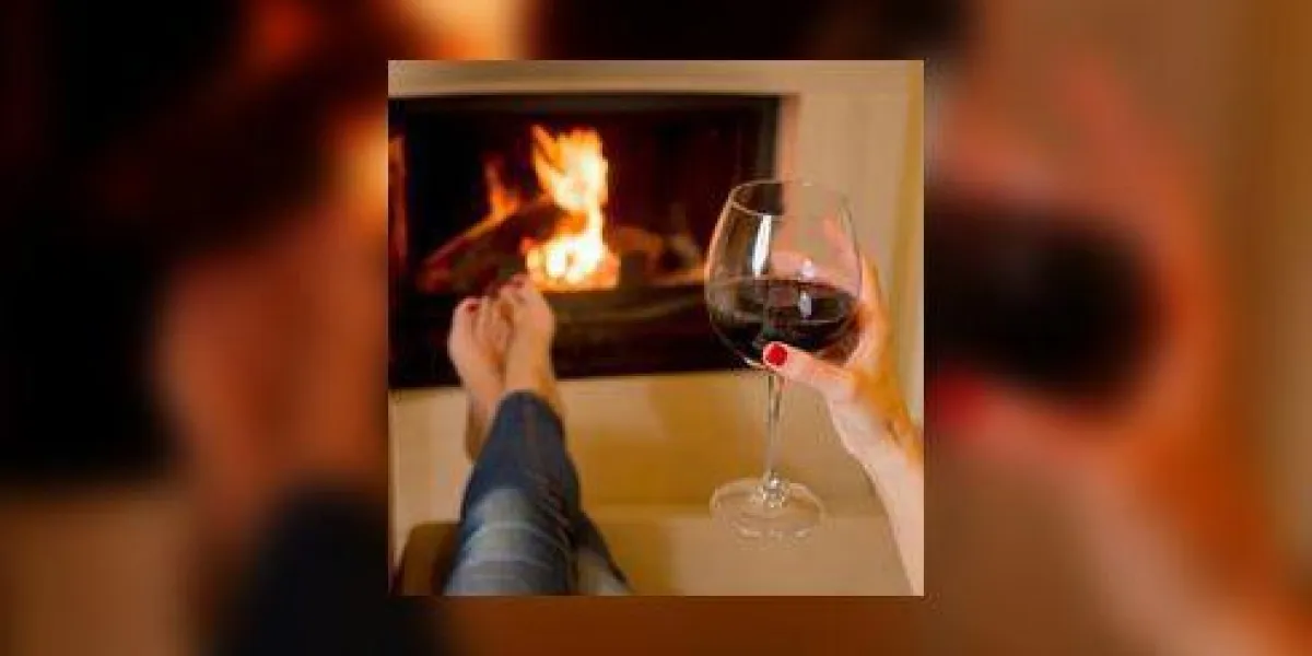 femme buvant du vin devant le feu femme buvant du vin devant le feu