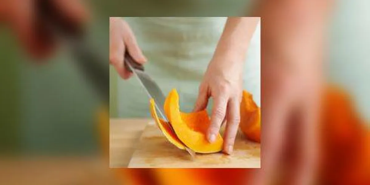 femme, émincer, citrouille, gros plan femme, émincer, citrouille, gros plan