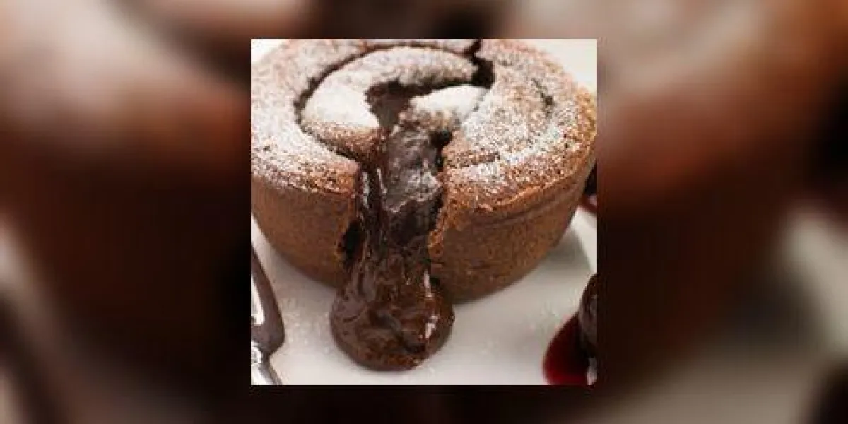 pudding fondant au chocolat chaud avec sirop de cerise noire