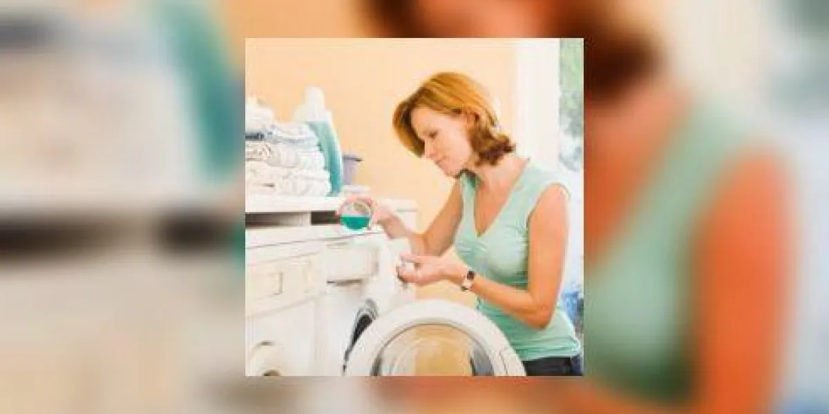 femme faisant la lessive femme faisant la lessive