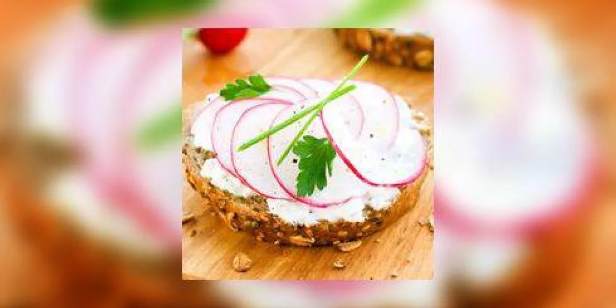 fromage à pâte molle, radis et ciboulette sur pain fromage à pâte molle, radis et ciboulette sur pain