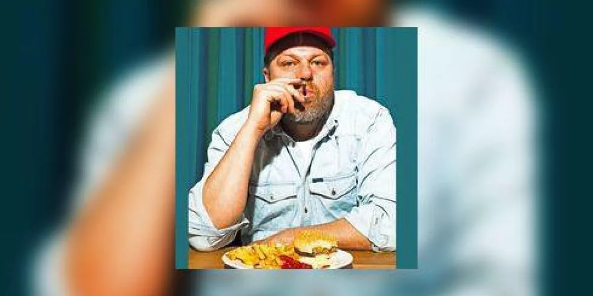 homme, à, barbe, manger, restauration rapide, repas, apprécier, francais, frites, et, a, hamburger, fumer, cigare, camionneur, à, chapeau rouge homme, à, barbe, manger, restauration rapide, repas, apprécier, francais, frites, et, a, hamburger, fumer, cigare, camionneur, à, chapeau rouge