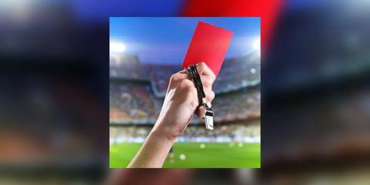 main de l'arbitre avec le carton rouge et un coup de sifflet dans le stade de football main de l'arbitre avec le carton rouge et un coup de sifflet dans le stade de football