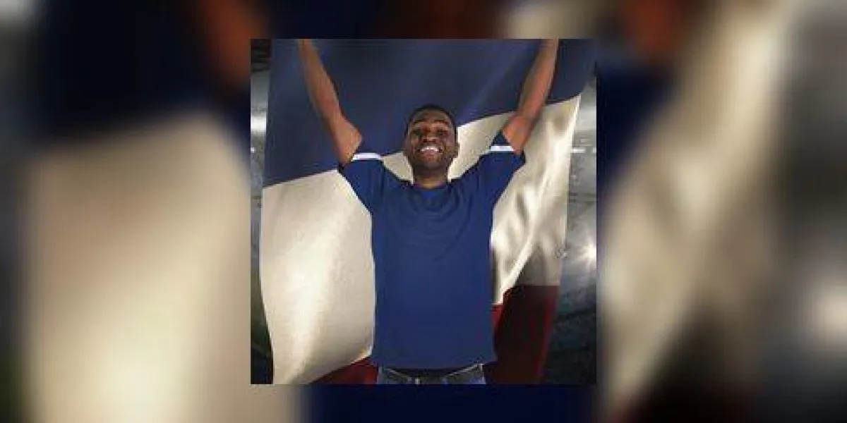 fan de football acclamant en jersey bleu tenant le drapeau de la france