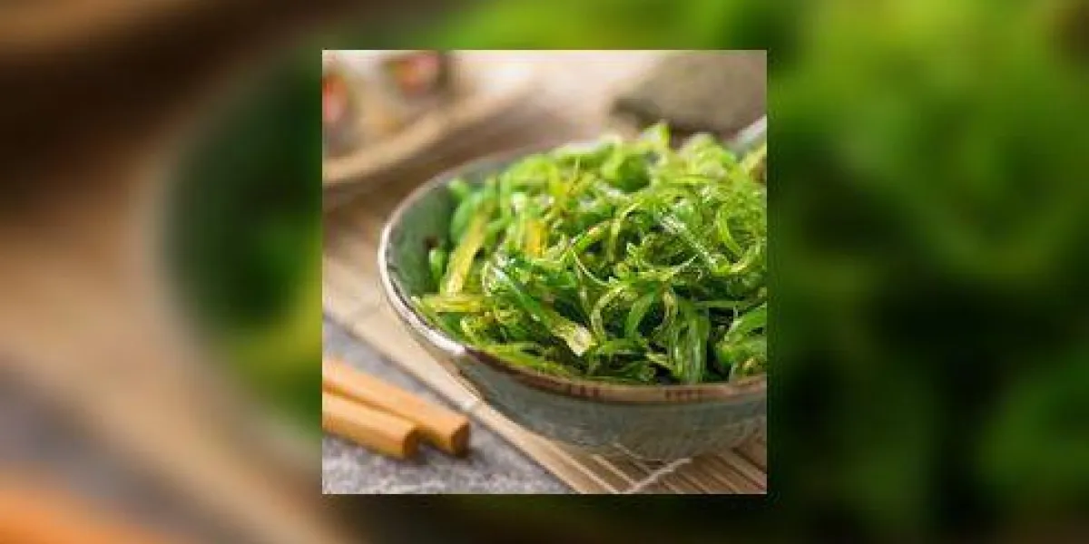 une délicieuse salade d'algues fraîches