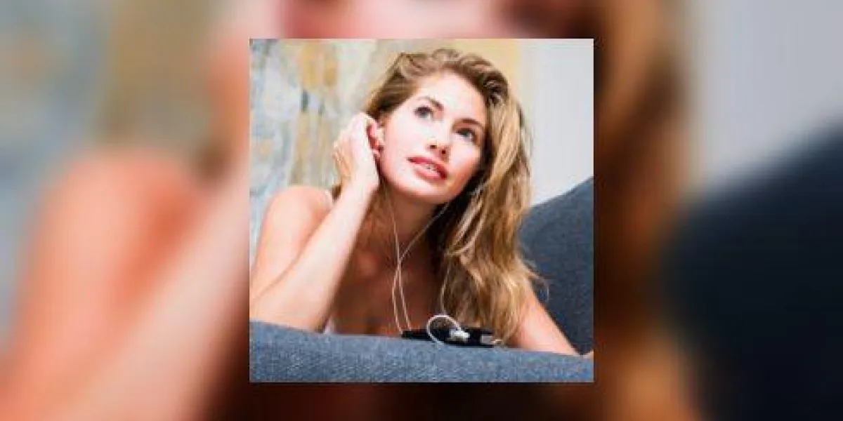 femme écoutant un lecteur mp3 femme écoutant un lecteur mp3