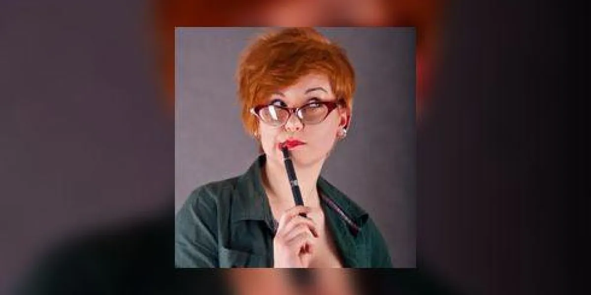 jeune femme fumer une cigarette électronique jeune femme fumer une cigarette électronique