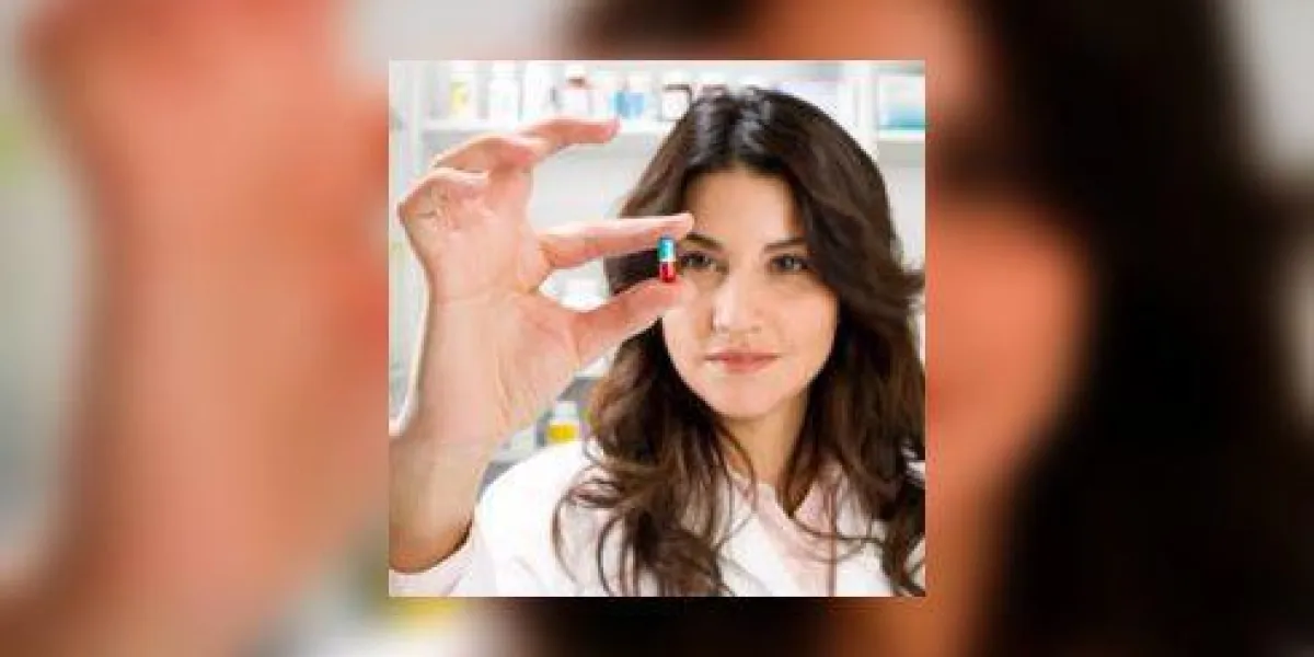 pharmacien tenant la pilule pharmacien tenant la pilule