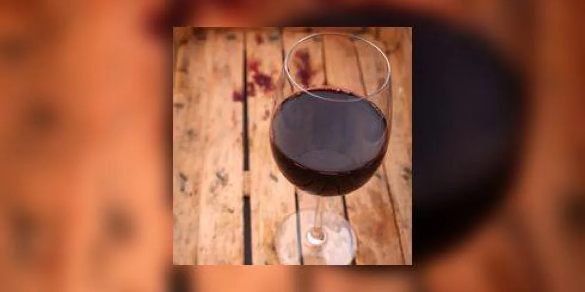 verre de vin rouge debout dans une vieille caisse en bois sale