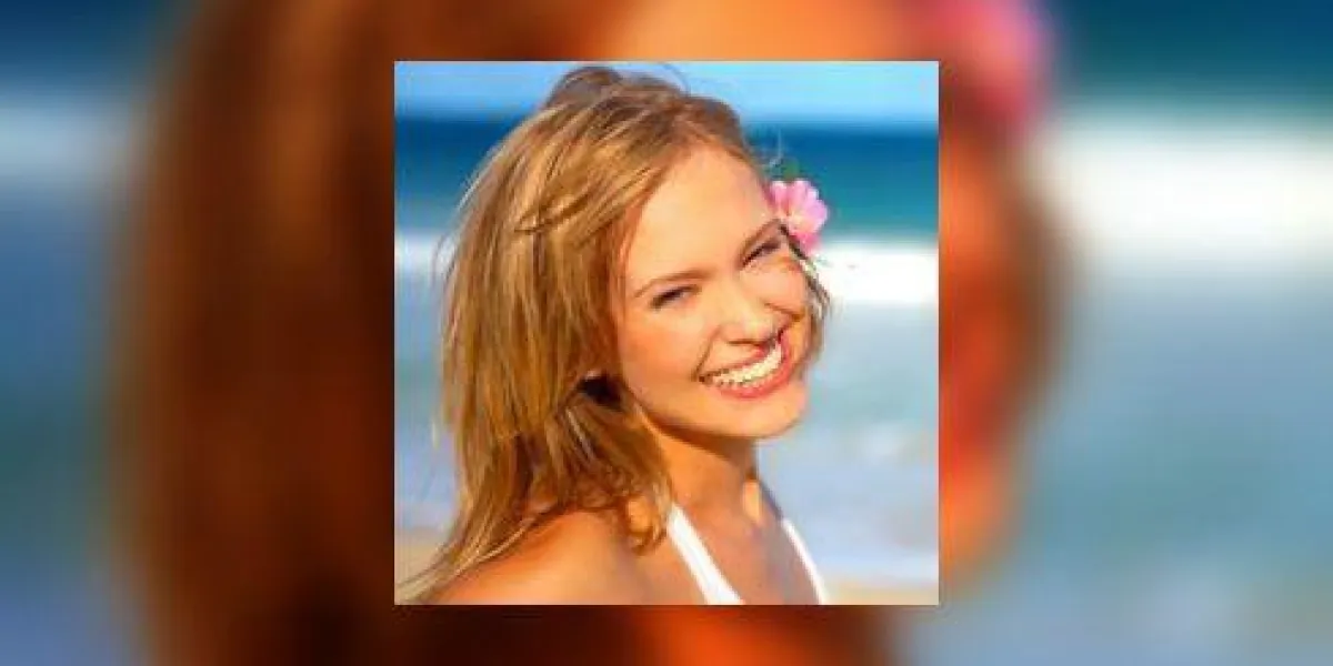 coup de mode d'une belle jeune femme sur la plage coup de mode d'une belle jeune femme sur la plage