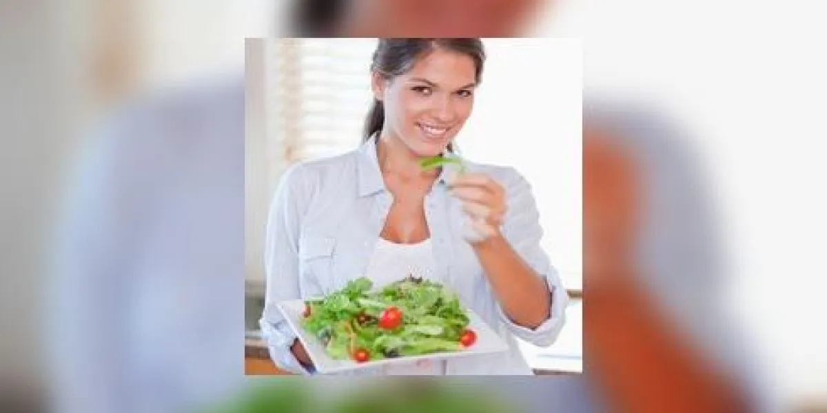 portrait d'une femme heureuse, manger une salade portrait d'une femme heureuse, manger une salade