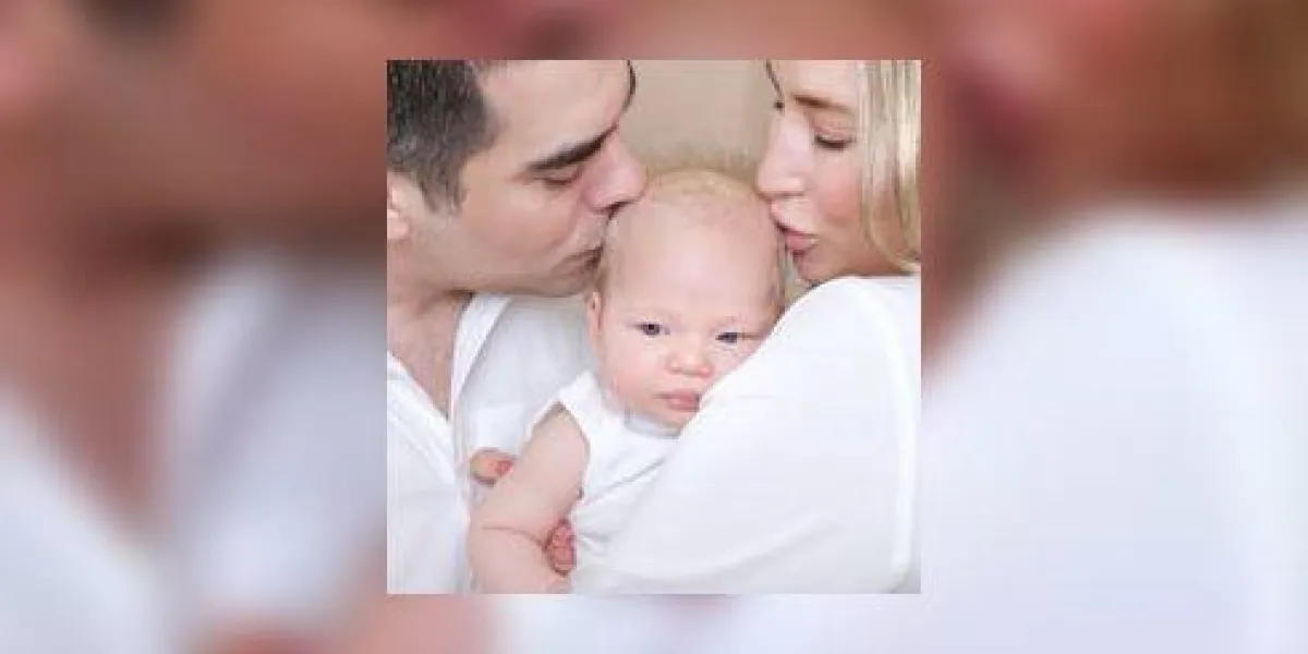 jeunes parents s'embrasser bébé
