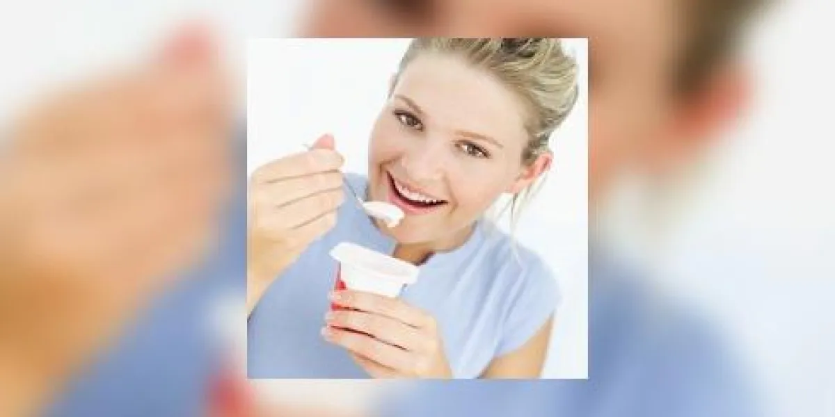 femme mangeant un yaourt