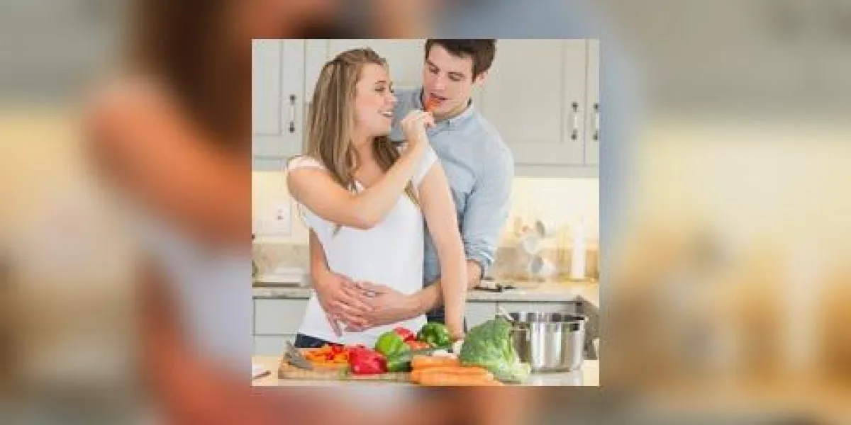 femme nourrissant l'homme en plaisantant femme nourrissant l'homme en plaisantant