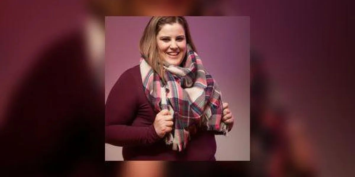 portrait de modèle taille plus en studio
