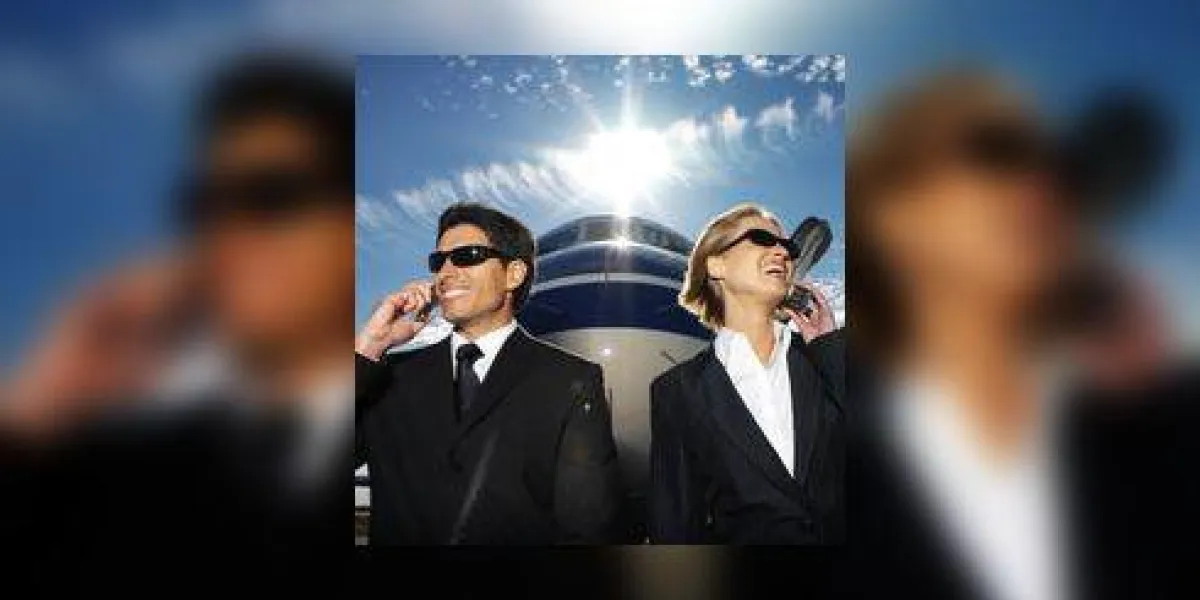 dirigeants d'entreprise debout devant un avion et de parler sur les téléphones mobiles dirigeants d'entreprise debout devant un avion et de parler sur les téléphones mobiles