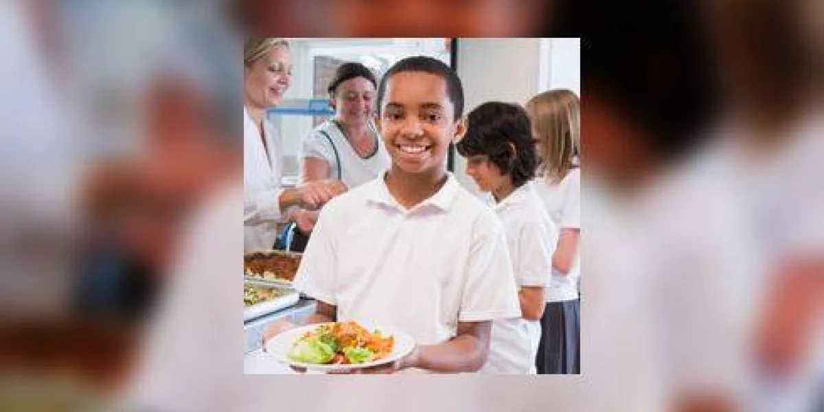 Écolier tenant la plaque de déjeuner à la cafétéria de l'école