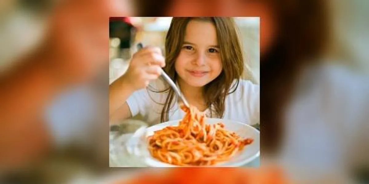 enfant ayant des spaghettis