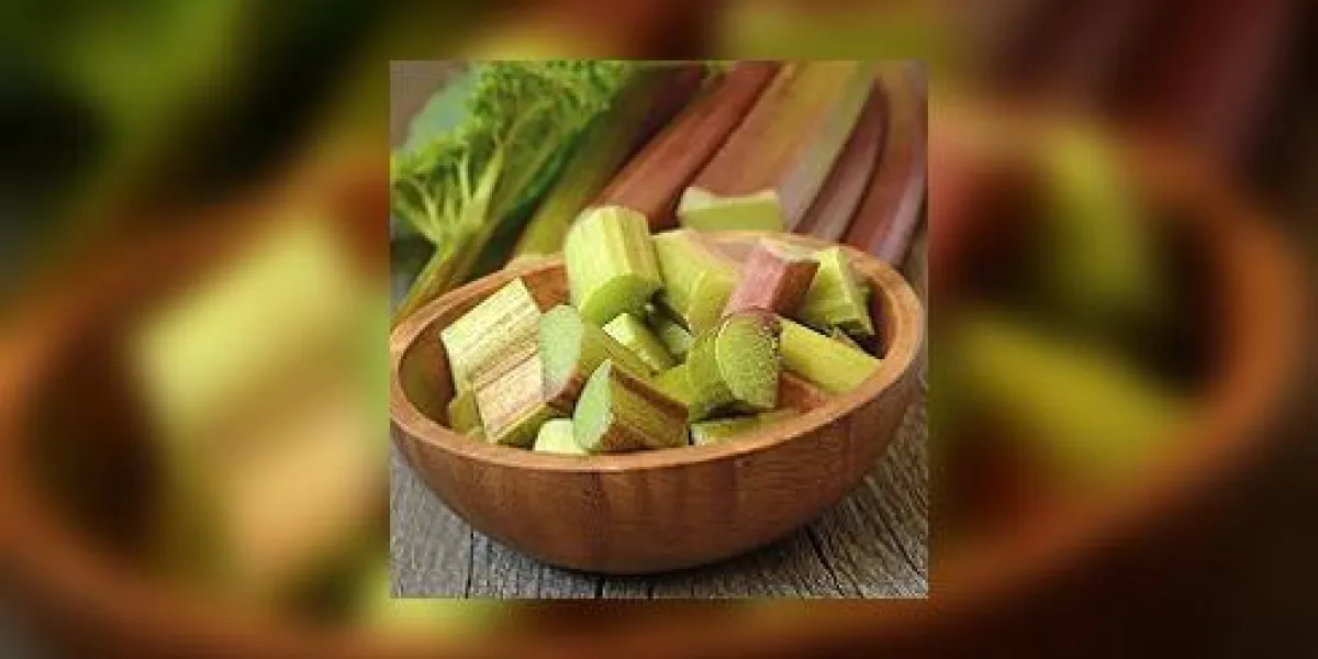 rhubarbe fraîche sur la table de jardin en bois