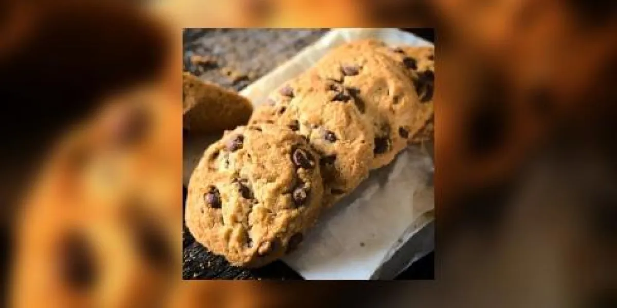 mise au point sélective au milieu du cookie avant de la puce