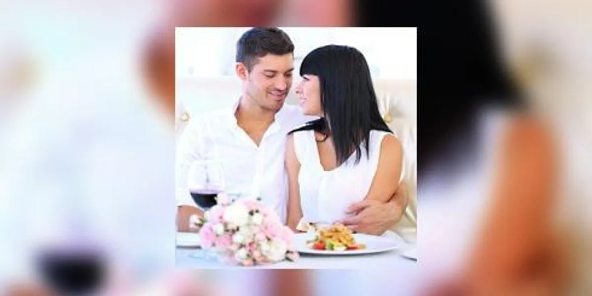 beau couple ayant un dîner romantique au restaurant