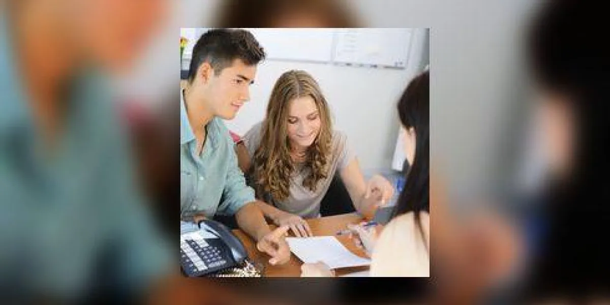 heureux jeune couple obtenir des conseils au bureau avec une belle femme d'affaires heureux jeune couple obtenir des conseils au bureau avec une belle femme d'affaires