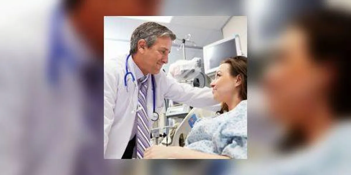 patiente parler à un médecin de sexe masculin dans la salle d'urgence patiente parler à un médecin de sexe masculin dans la salle d'urgence